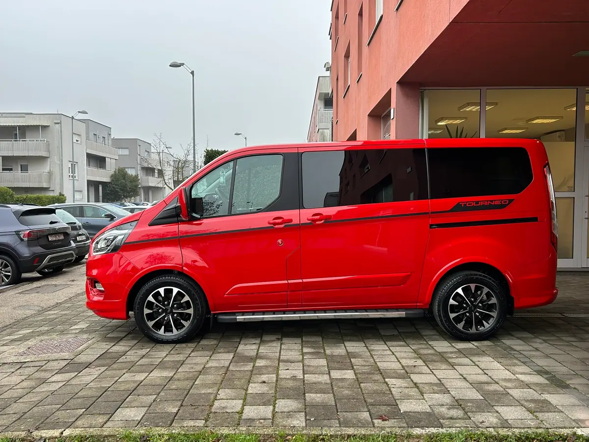 Ford Transit na parkiralištu nakon detailinga