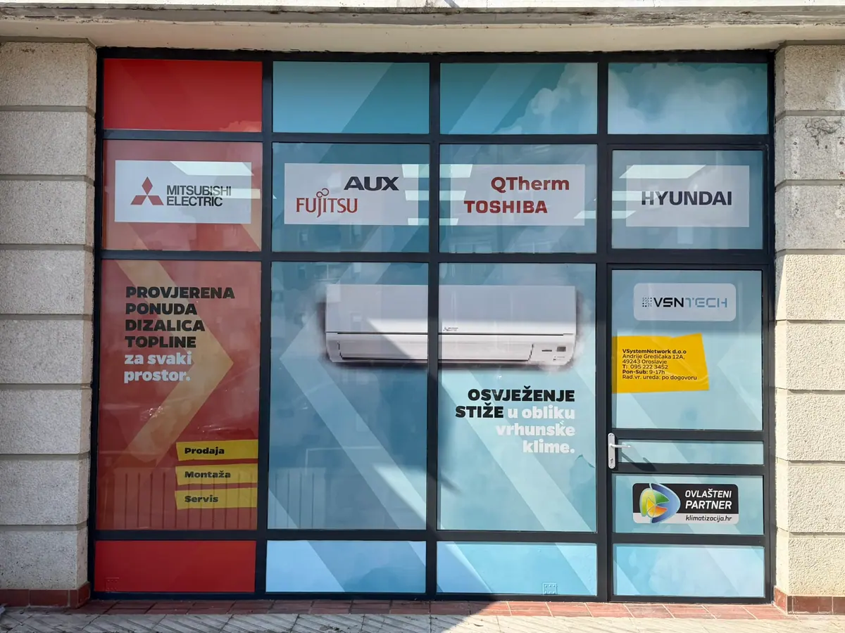 Detalj izloga s reklamnim grafikama