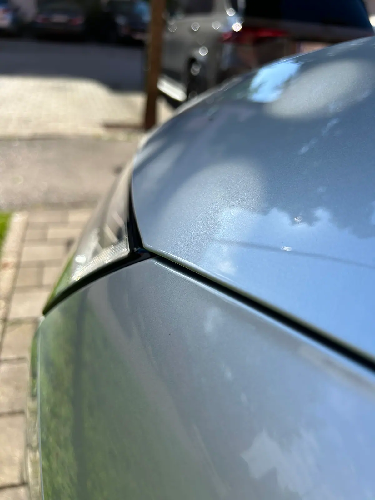 Closeup ruba PPF folije na haubi