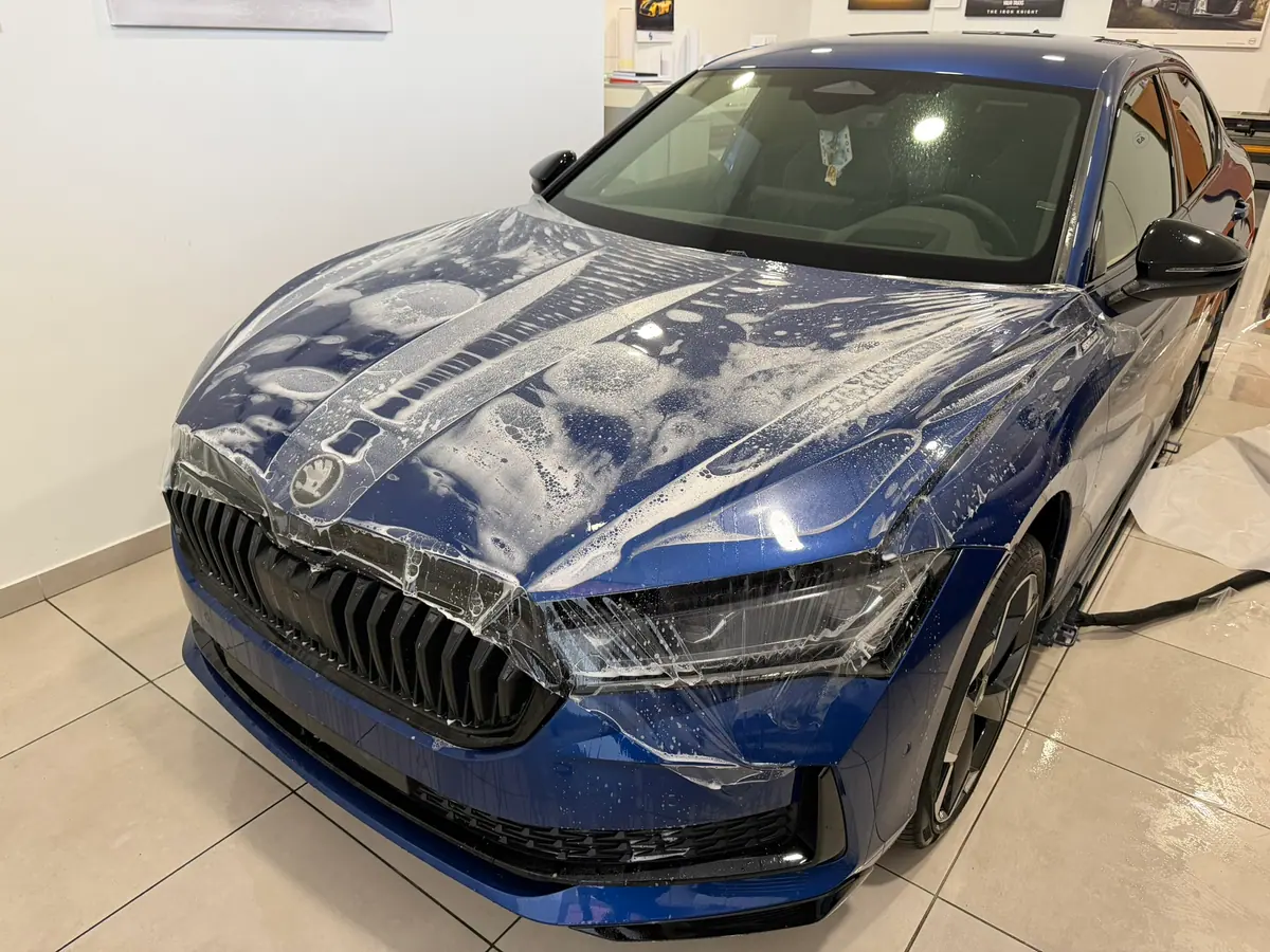Škoda Superb s tek postavljenom PPF folijom