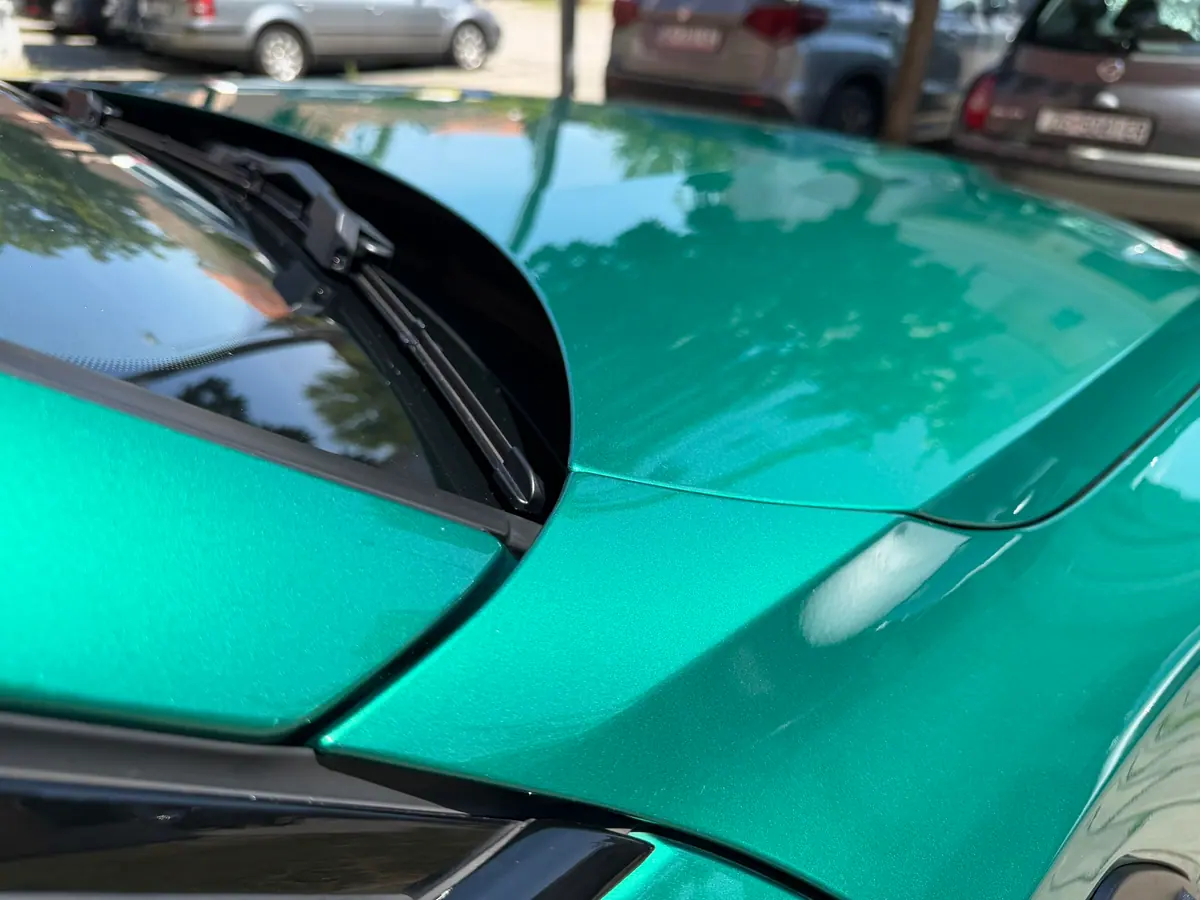 Closeup krovnog ruba BMW M3 s PPF folijom