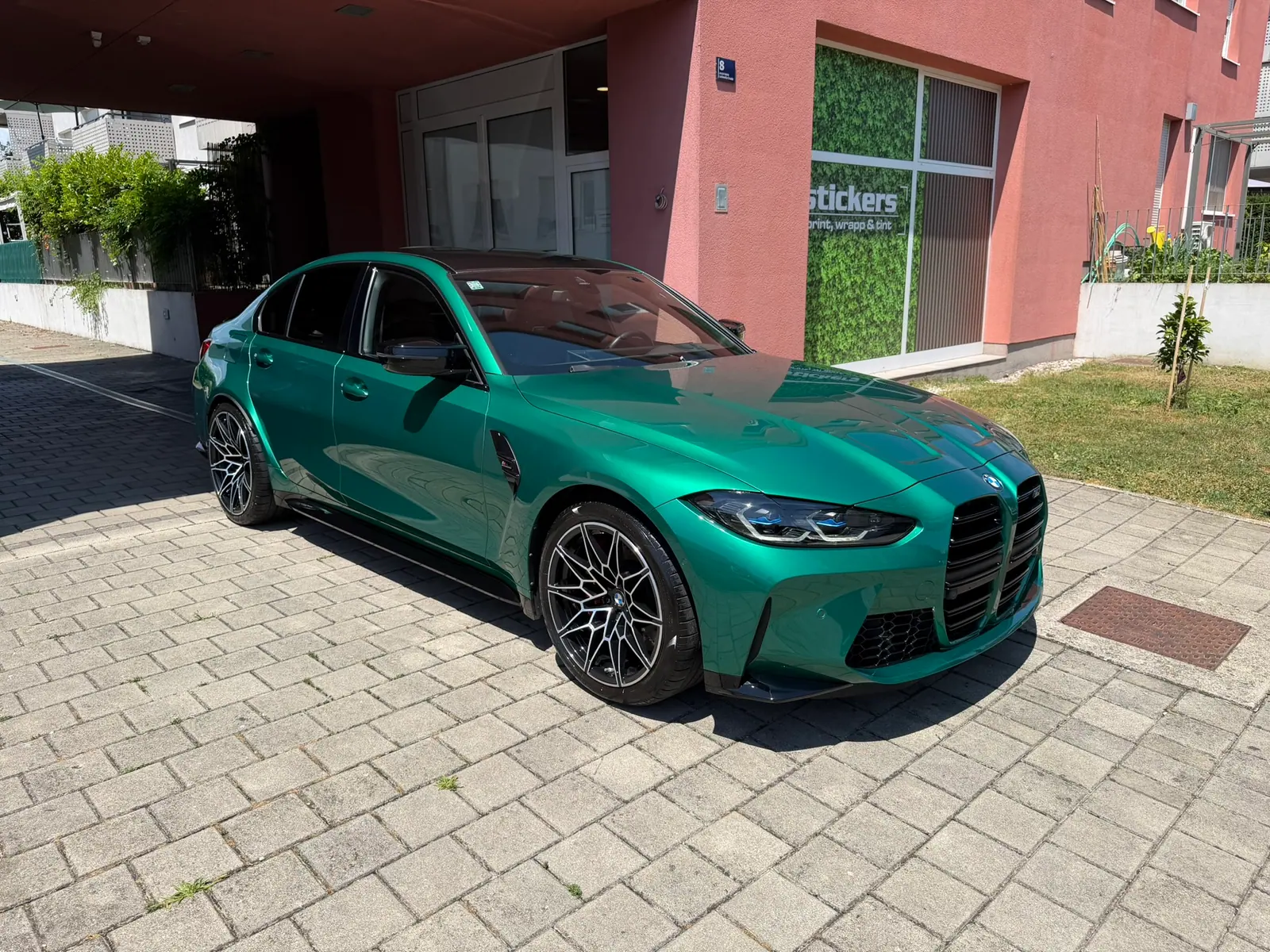 BMW M3 Competition s PPF zaštitom ispred radionice