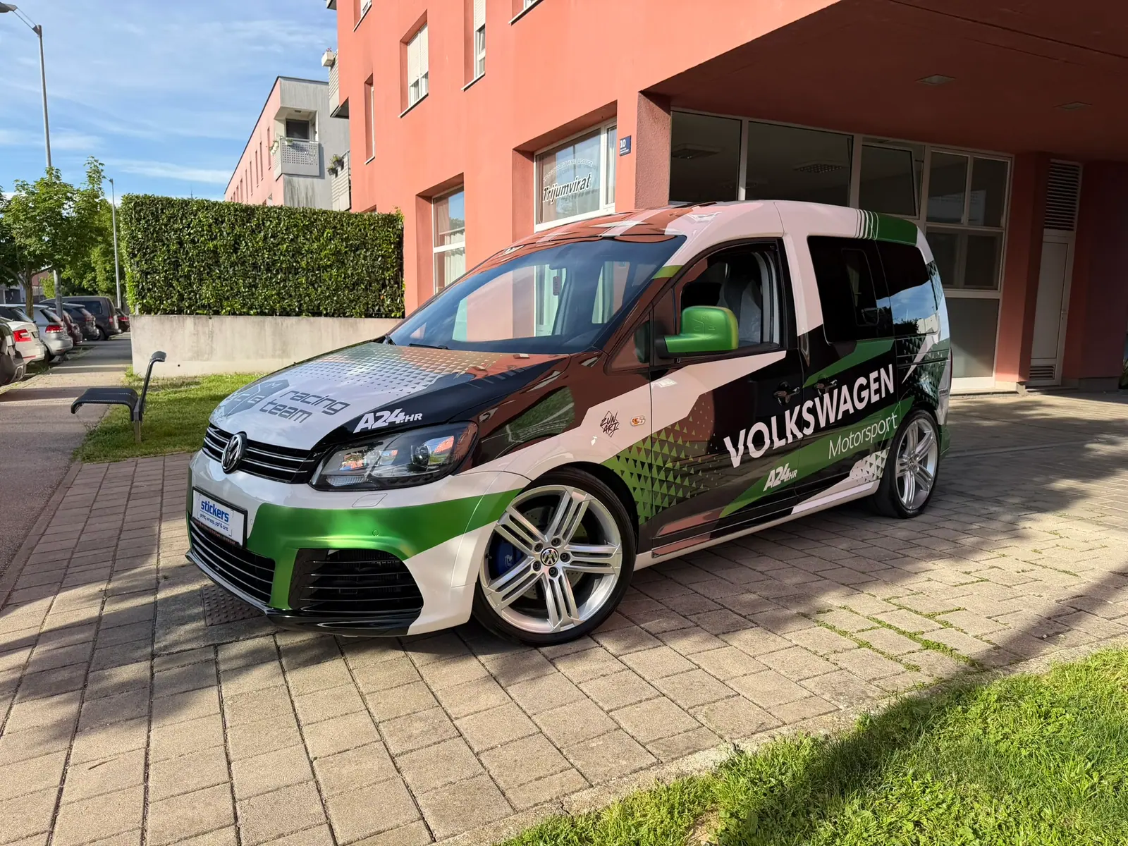 VW Caddy s motorsport wrap dizajnom