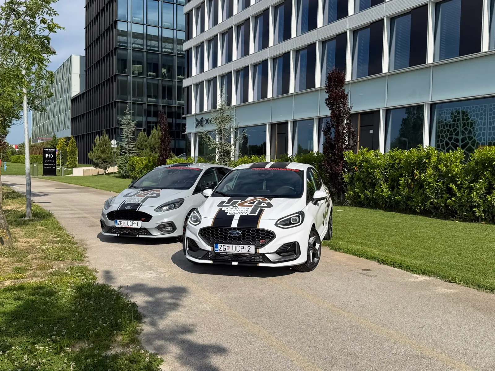 Dva Ford Fiesta ST s reklamnim oslikavanjem UCP