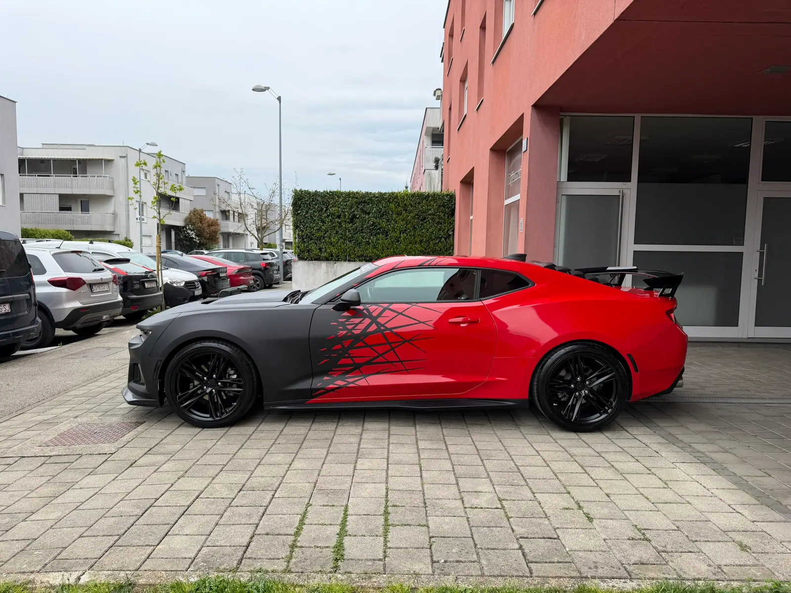 Chevrolet Camaro s crveno-crnim wrapom
