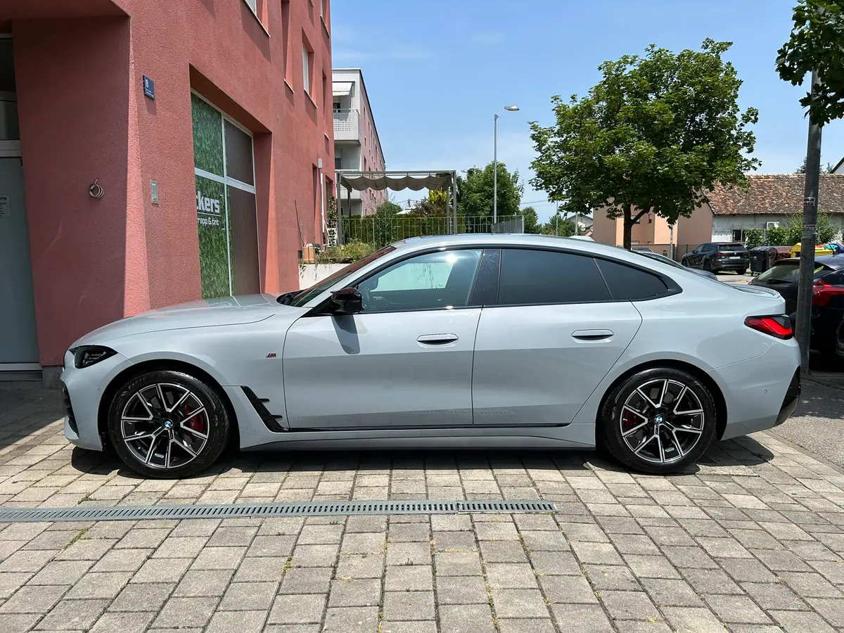 BMW M440i sa zatamnjenim staklima ispred radionice
