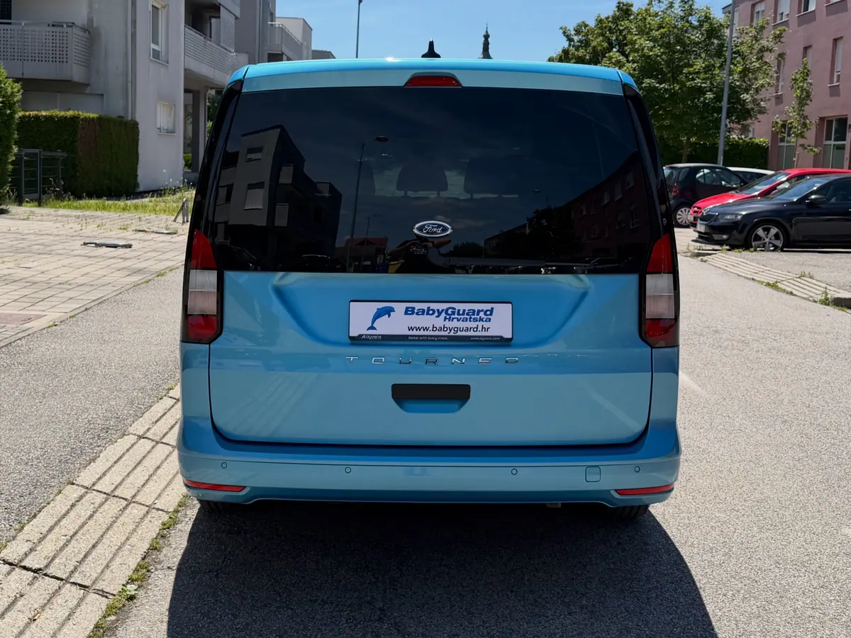 VW Caddy sa zatamnjenim stražnjim staklima