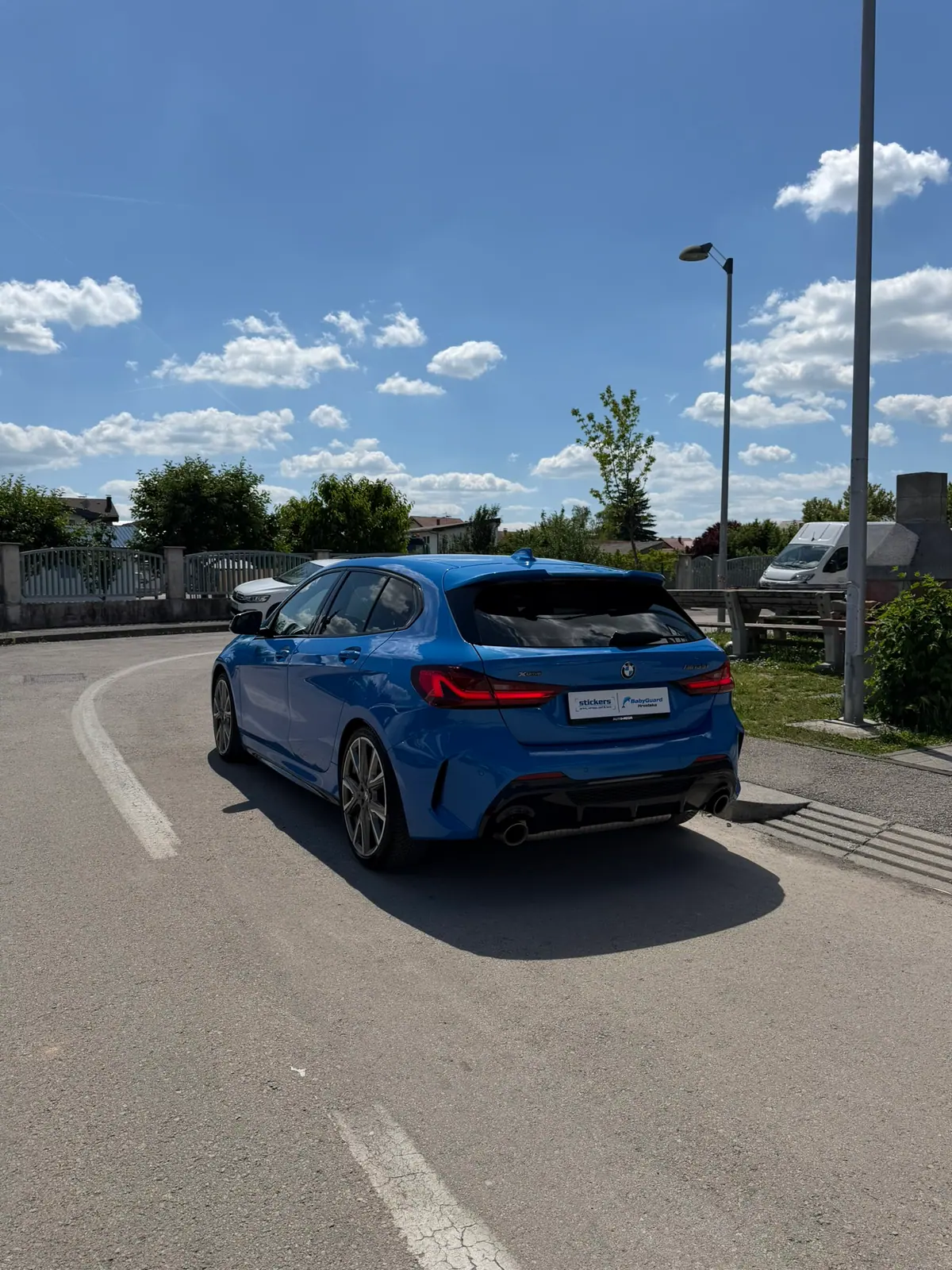 BMW M135i sa zatamnjenim staklima