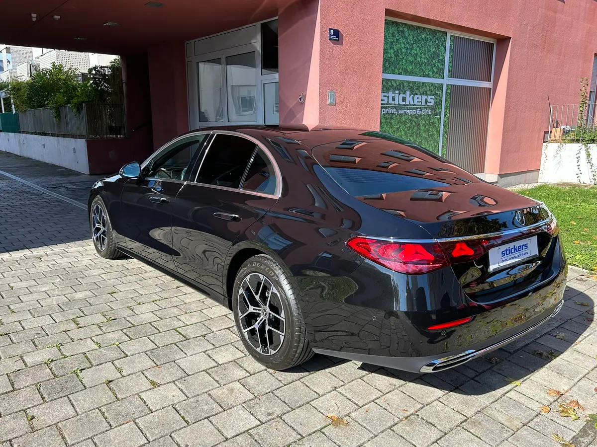 Mercedes E-klasa sa zatamnjenim stražnjim staklima