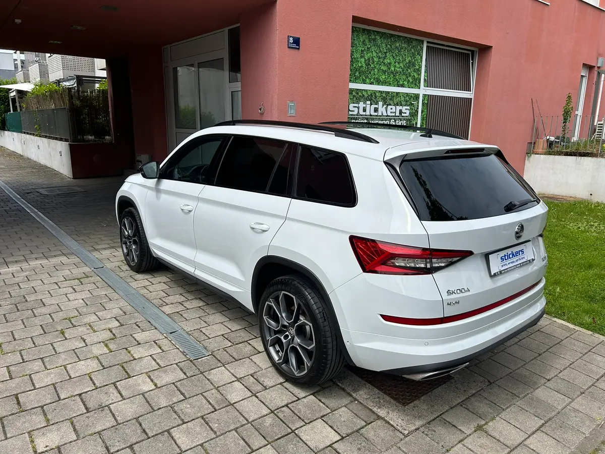 Škoda Kodiaq sa zatamnjenim staklima i panoramskim krovom