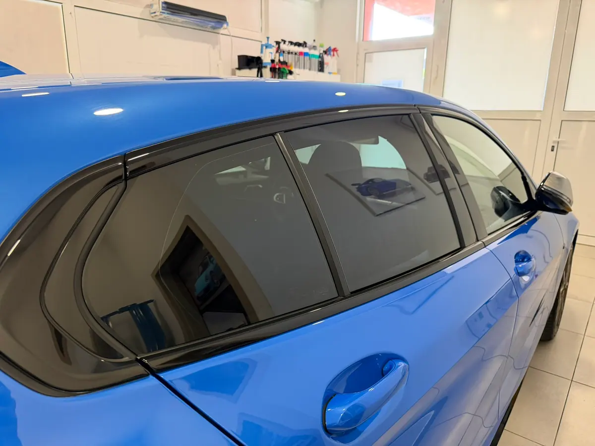 Closeup zatamnjenog stakla na BMW M135i