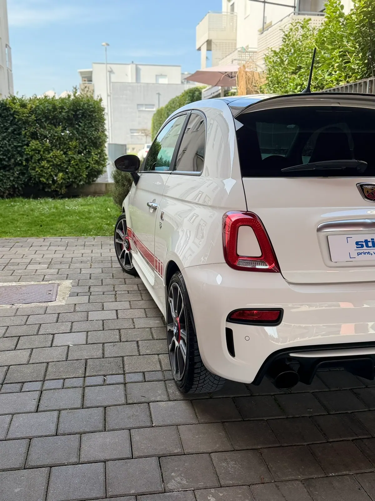 Abarth 595 s naljepnicama i wrapom krova