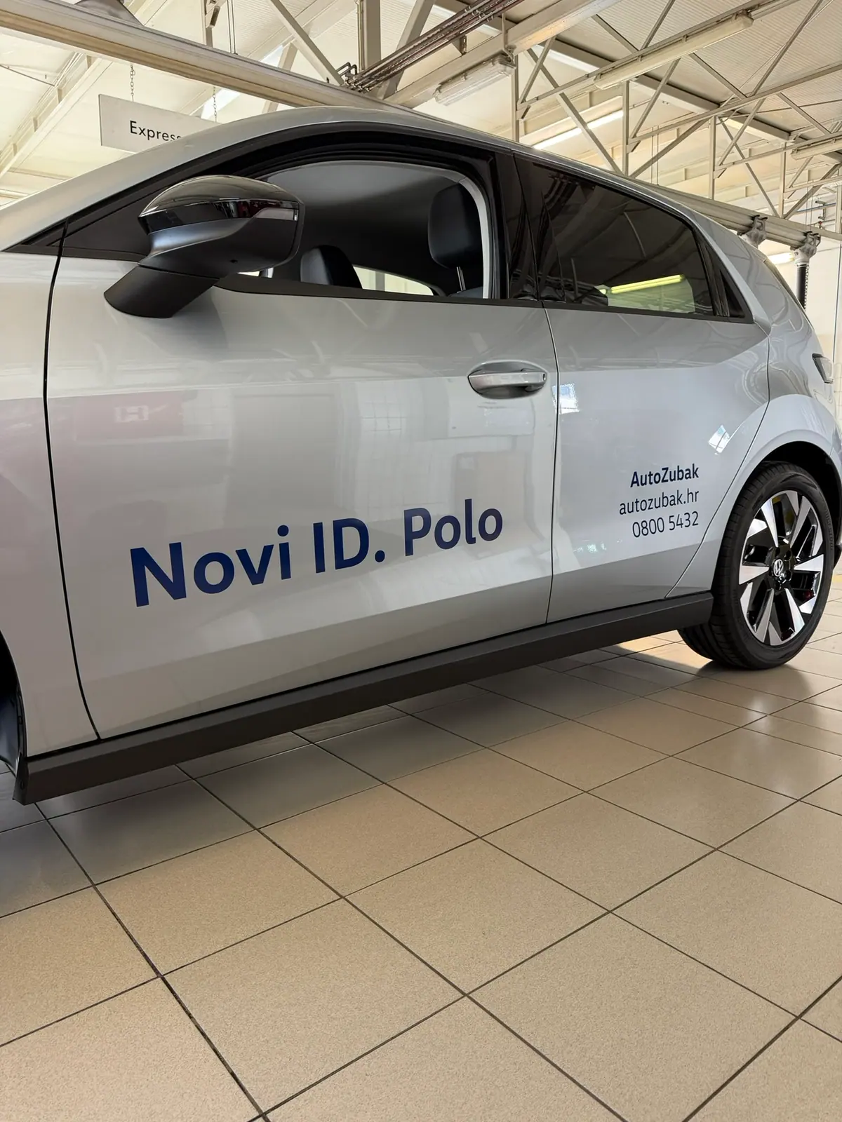 Rezane naljepnice s natpisom na vratima automobila