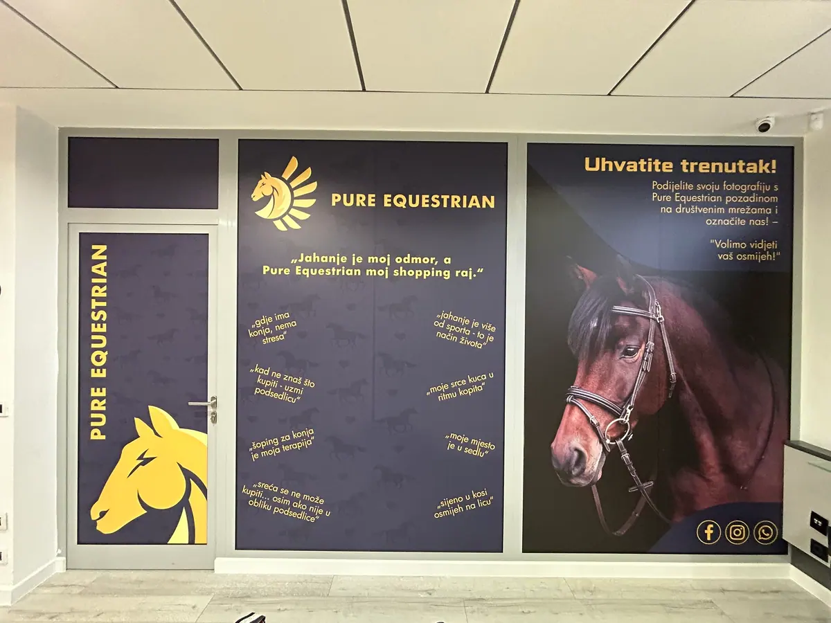 Oslikani izlog trgovine Pure Equestrian