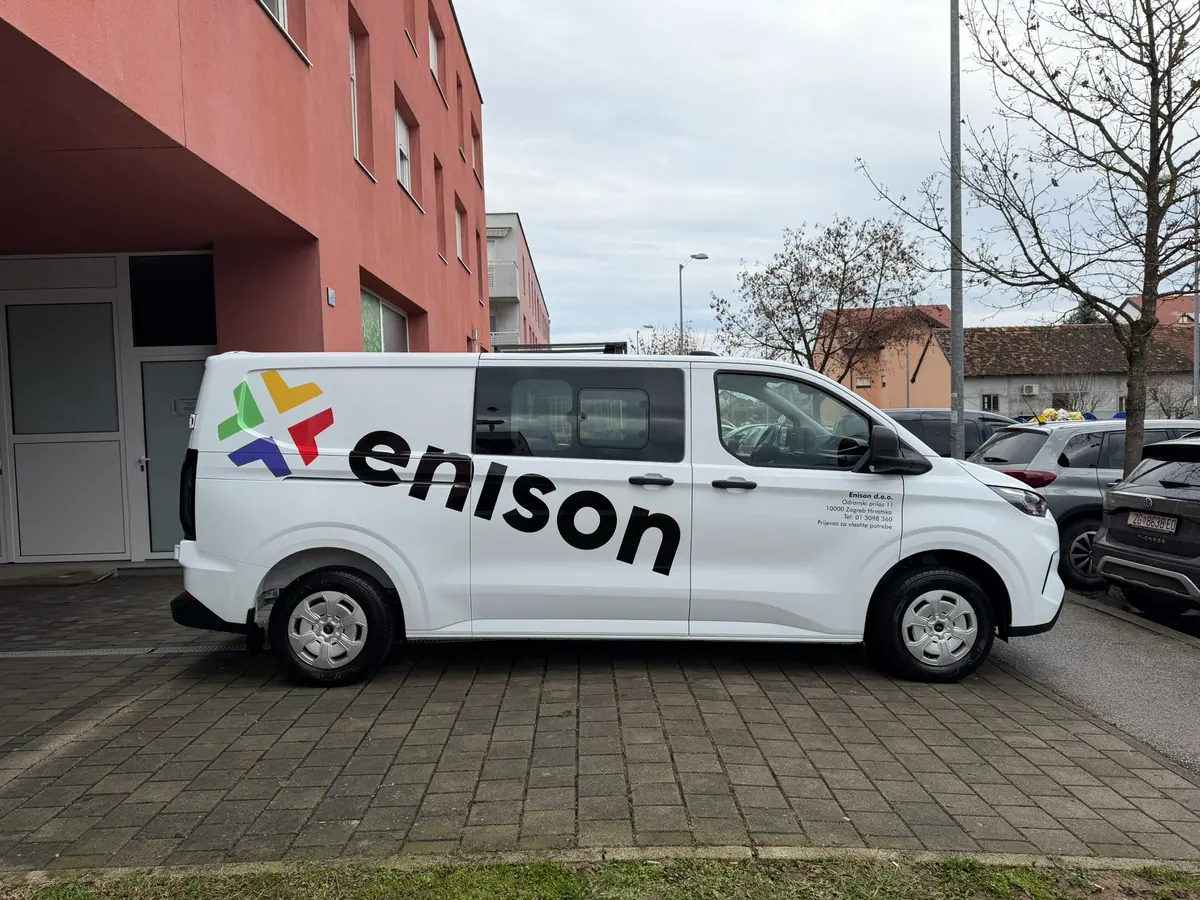 Ford Transit s reklamnim oslikavanjem Enison