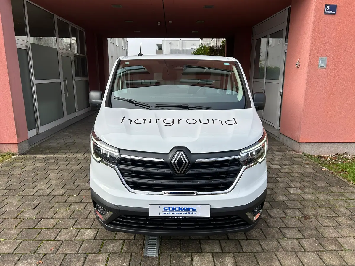 Renault Trafic s reklamom frizerskog salona