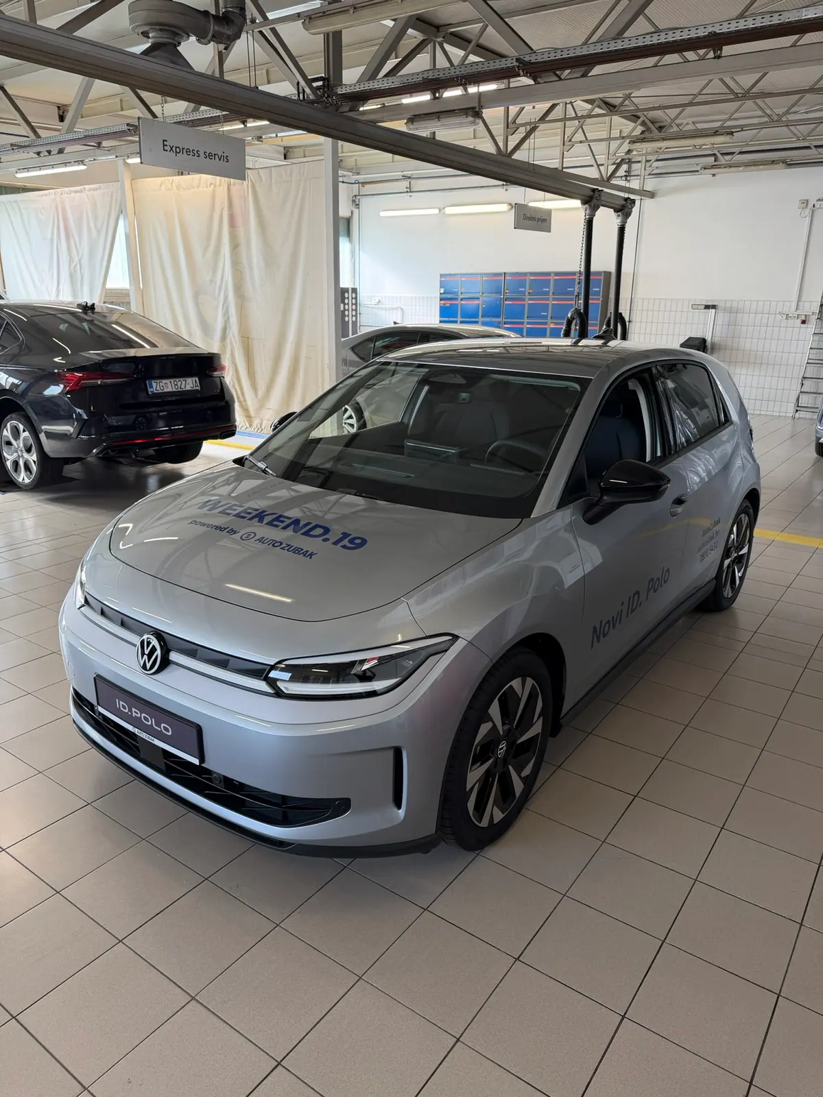 VW ID. Polo s promotivnim natpisima u salonu