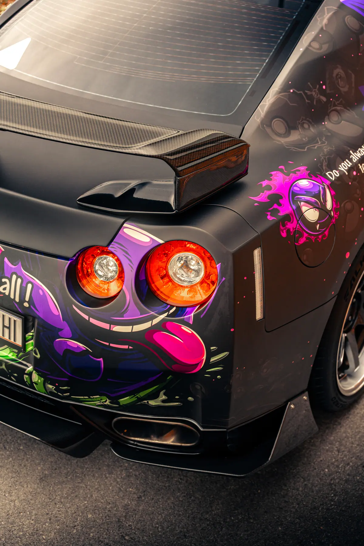 Detalj stražnjih svjetala GT-R-a s wrap ilustracijom