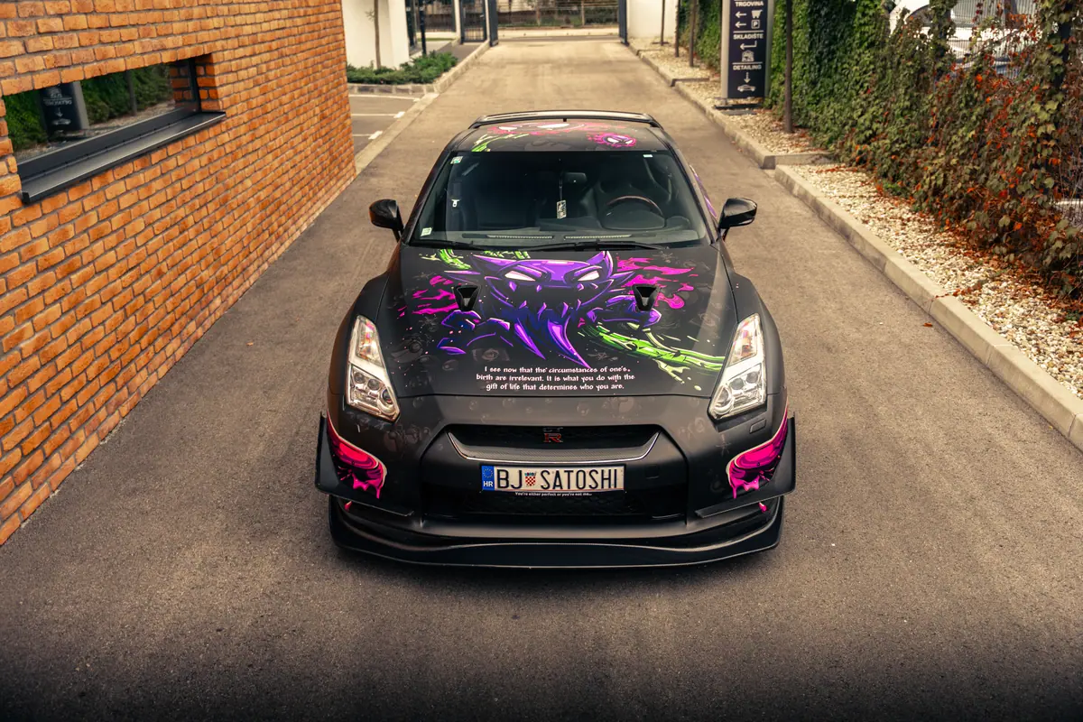 Hauba Nissana GT-R s ilustriranim wrapom