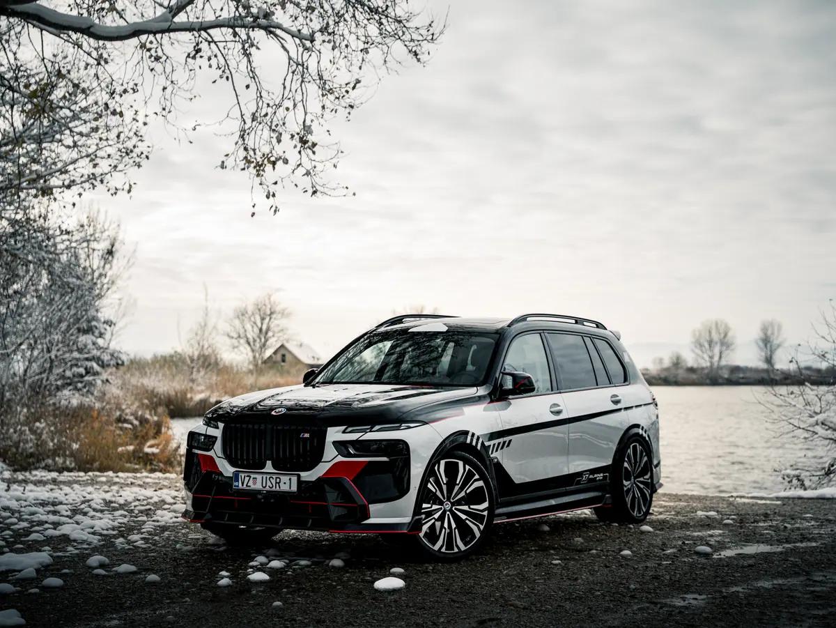 BMW X7 s livery wrapom uz jezero