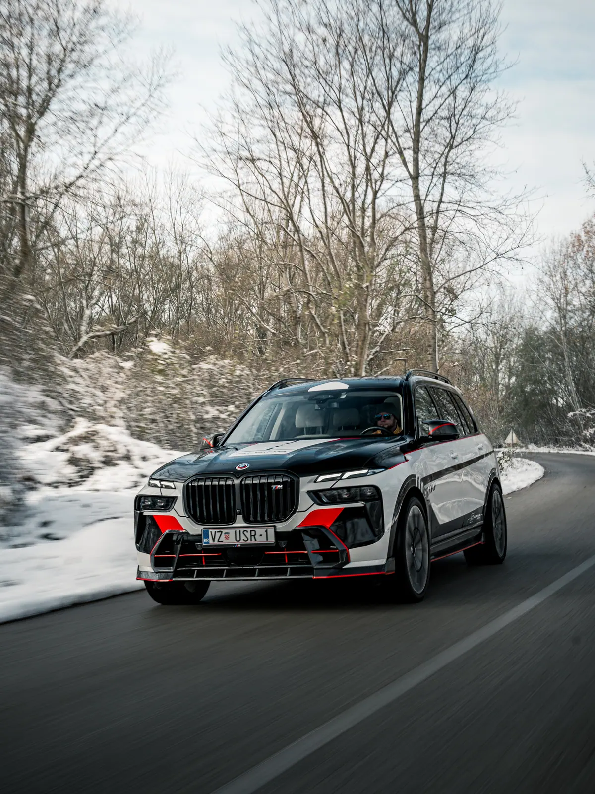 BMW X7 u vožnji zimskom cestom