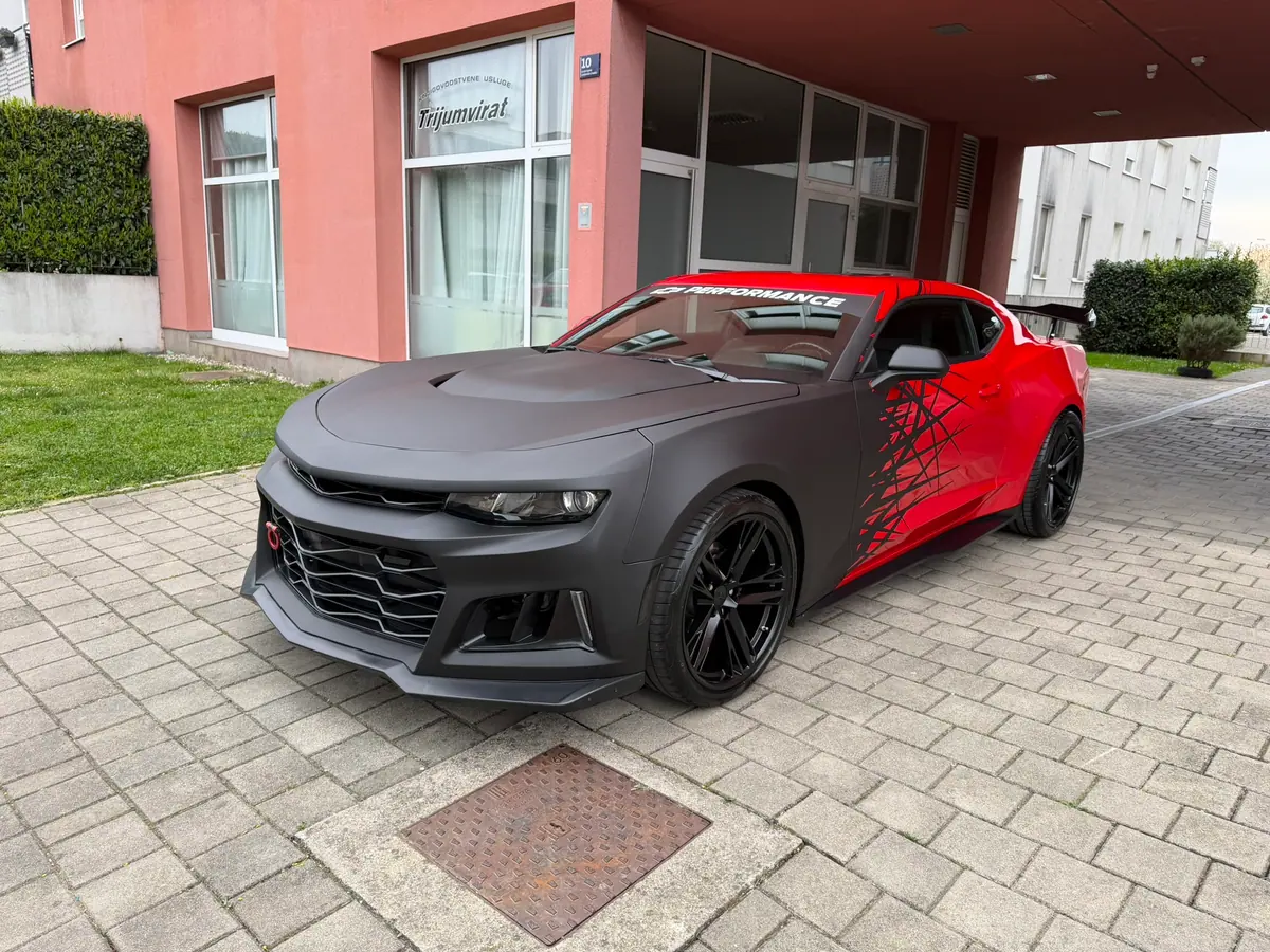 Chevrolet Camaro s crveno-crnim semi wrapom