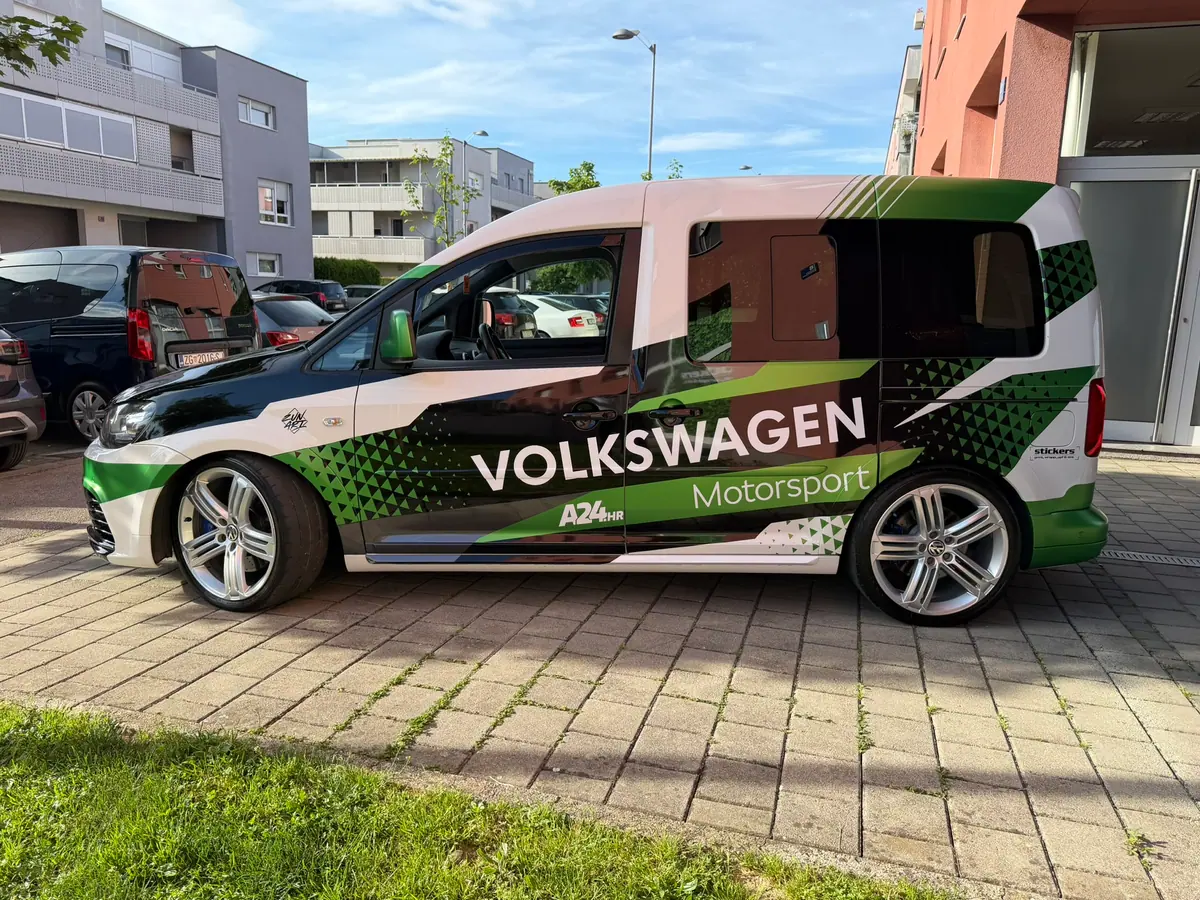 VW Caddy s motorsport wrap dizajnom