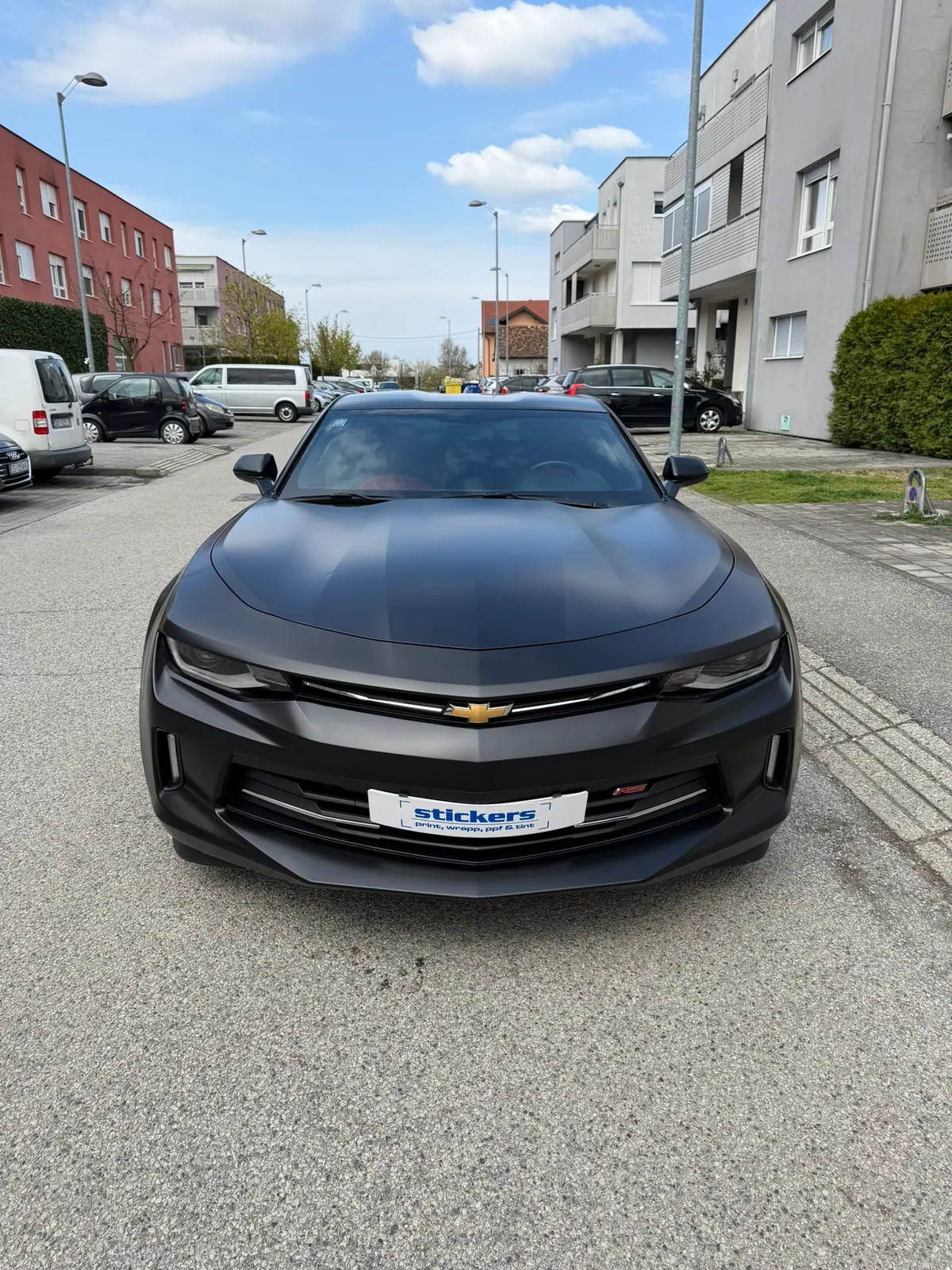 Chevrolet Camaro presvučen mat crnom folijom