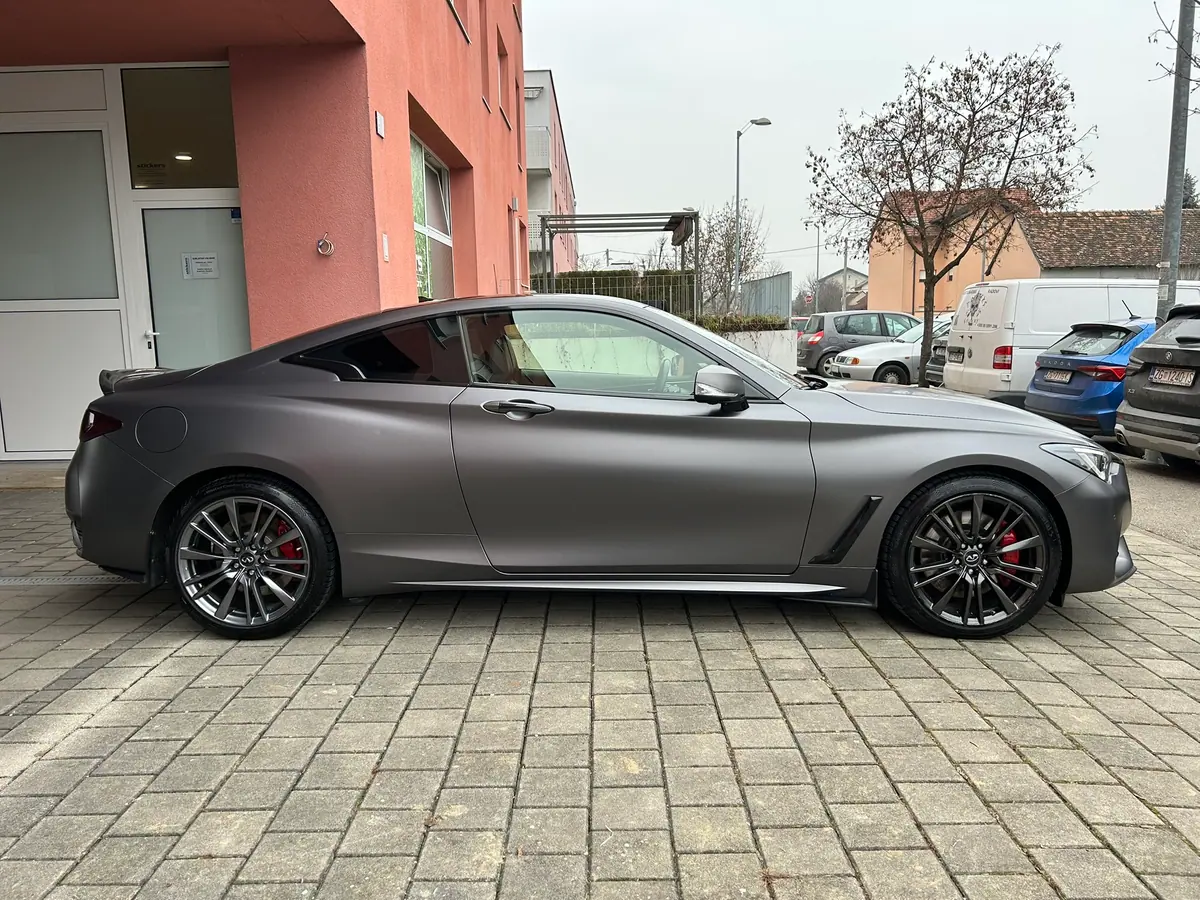 Infiniti Q60 u mat sivoj foliji
