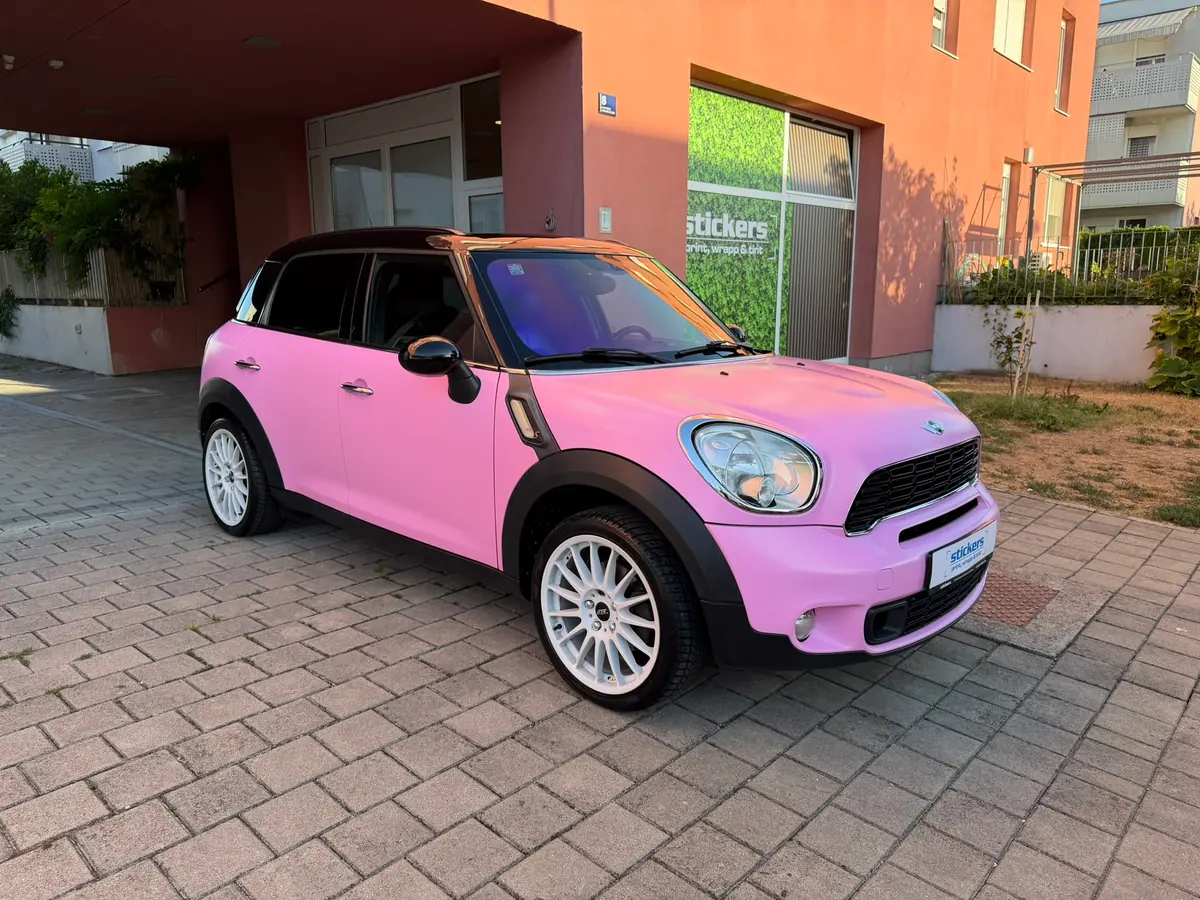 Mini Countryman presvučen rozom folijom